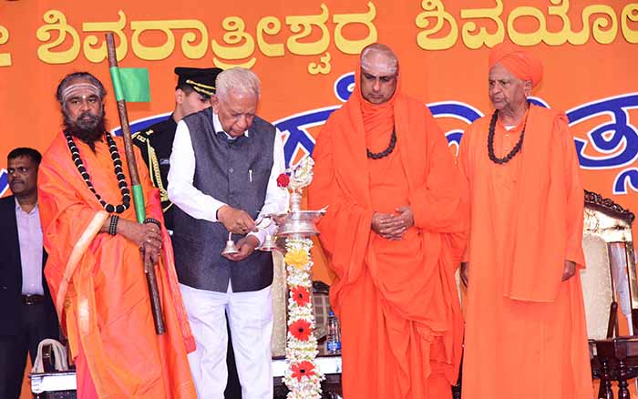 ಧರ್ಮ, ಜಾತಿಗಳ ಮಧ್ಯೆ ರಾಜಕೀಯ ಪಕ್ಷಗಳ ಪ್ರವೇಶದಿಂದ ಸಮಾಜದ ಸ್ವಾಸ್ತ್ಯ ಹಾಳಾಗುತ್ತಿದೆ: ರಂಭಾಪುರಿ ಸ್ವಾಮೀಜಿ
